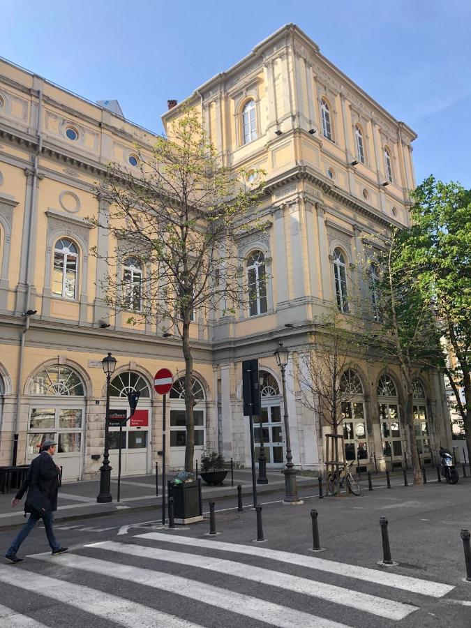 Alla Scalinata Del Teatro Rossetti Confort Suites Parcheggio Трієст Екстер'єр фото